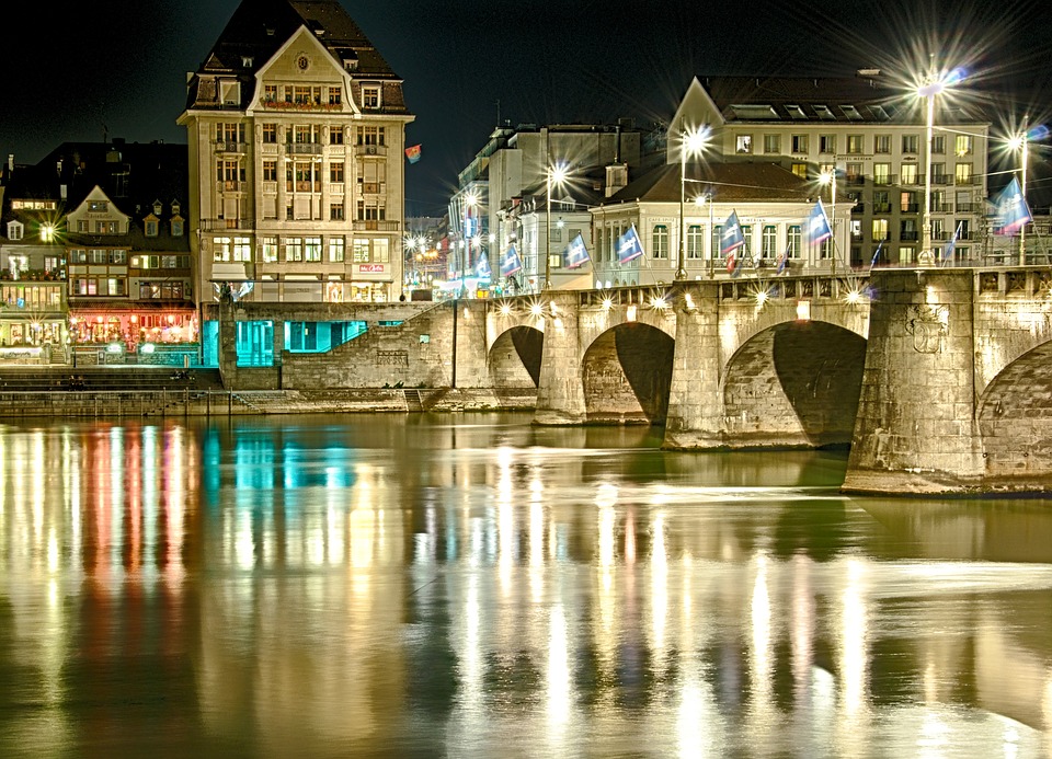 Basileia e o rio Reno iluminado à noite