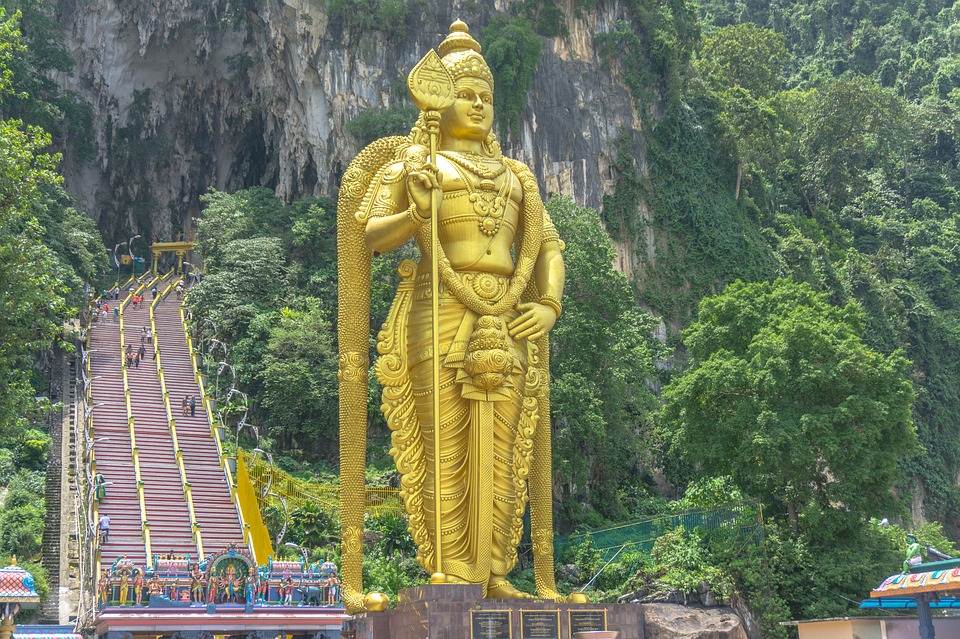 Estátua dourana na entrada das grutas Batu em Kuala Lumpur