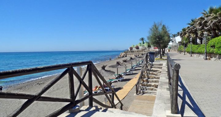 Uma praia na Costa del Sol em Espanha