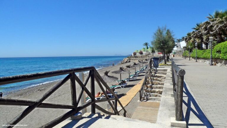 Uma praia na Costa del Sol em Espanha