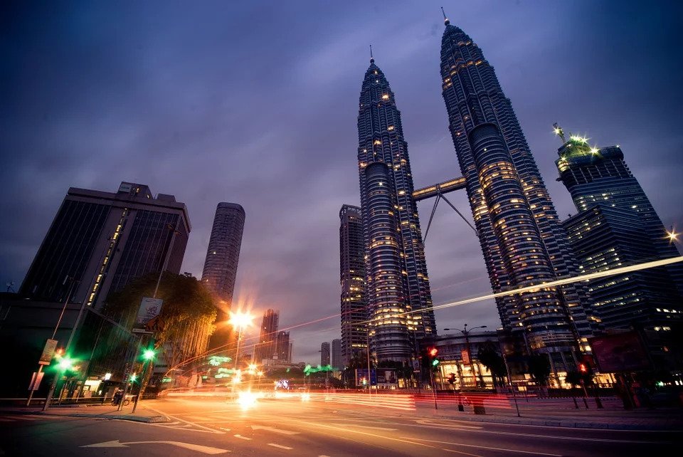 Petronas Twin Towers em Kuala Lumpur à noite