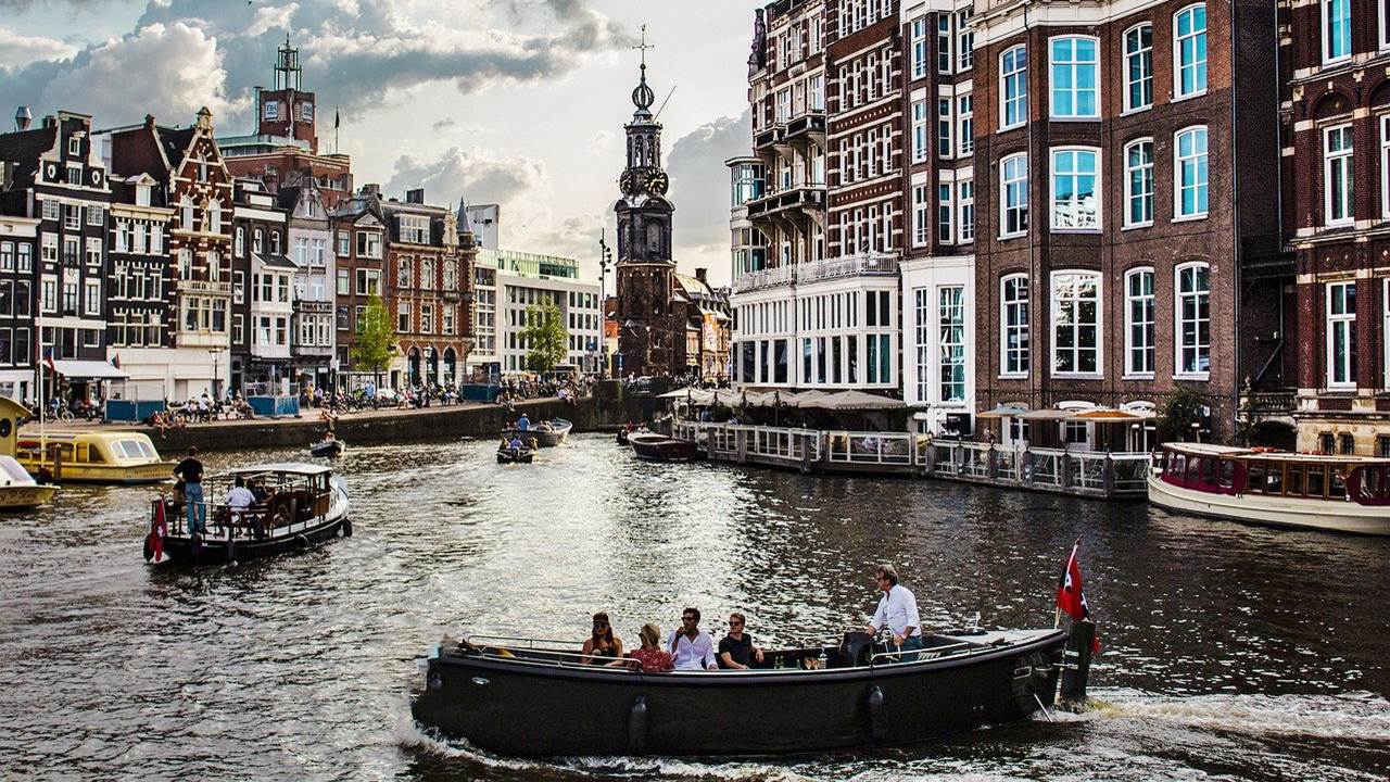 Cidade de Amesterdão com um barco no canal