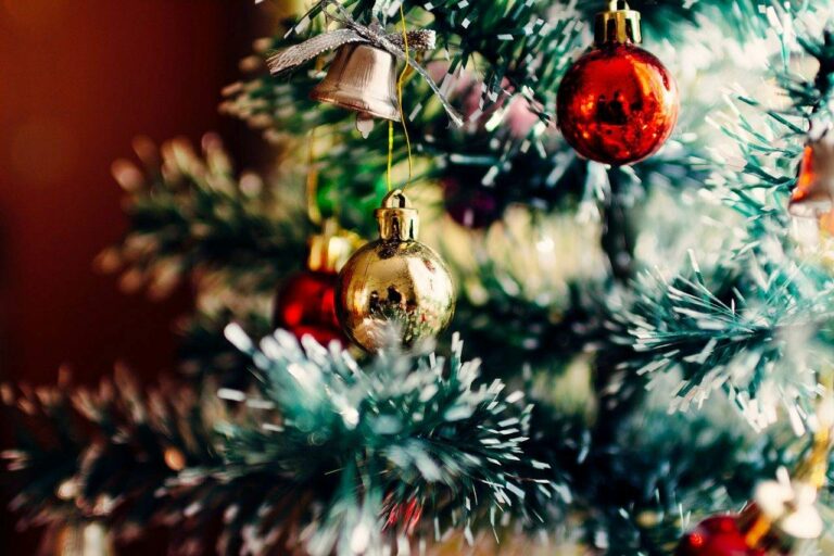 Blas de Natal numa árvore de Natal