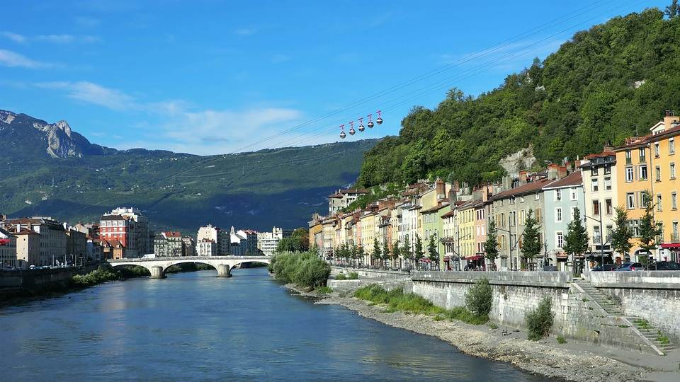 Cida de Grenoble em França com o rio Isére e o teleférico