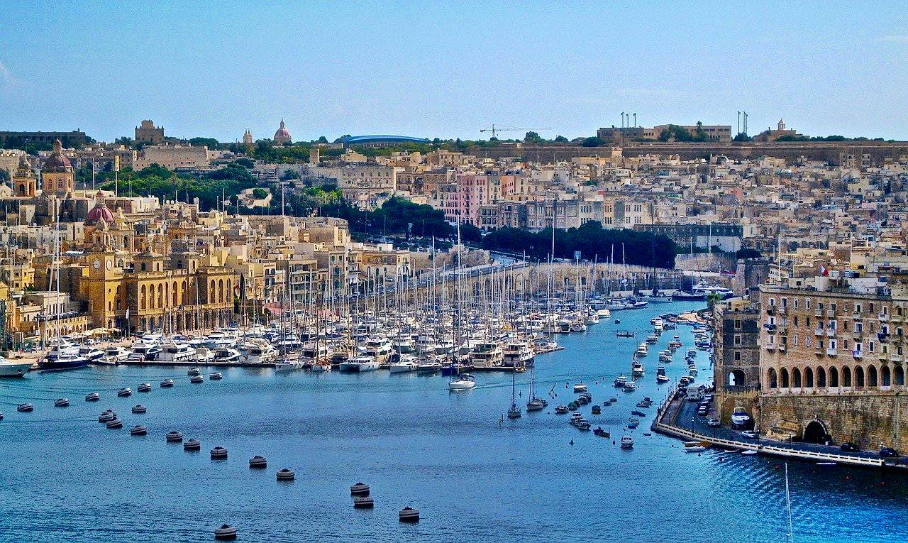Vista aérea de uma parte costeira da capital La Valletta de Malta