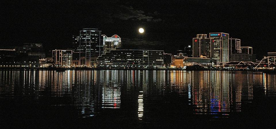 Vista da cidade de Portsmouth à noite no Estado de Virgínia