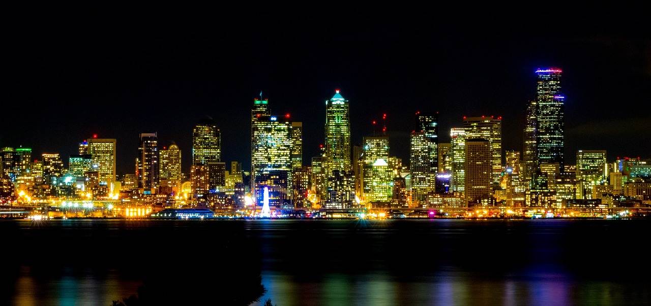Cidade de Seattle iluminada à noite