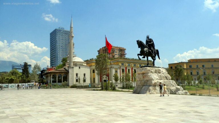 Praça central em Tirana na Albânia