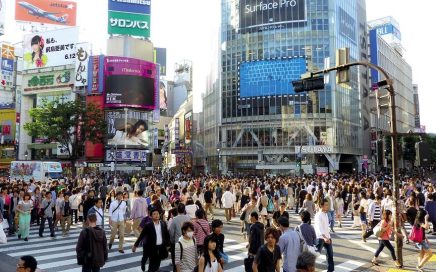 Uma rua de Tóquio no Japão cheia de pessoas