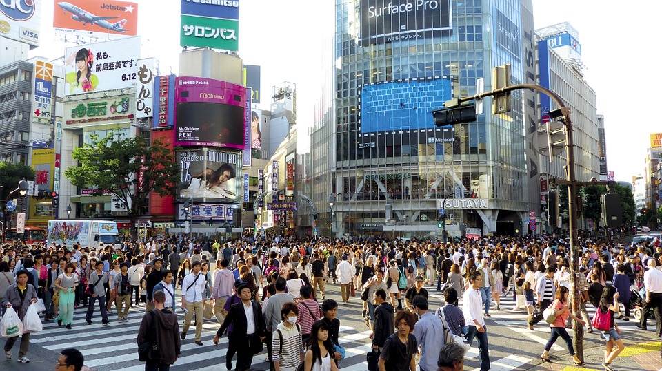 Uma rua de Tóquio no Japão cheia de pessoas