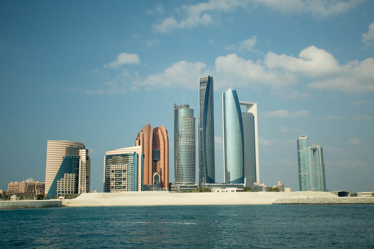 Skyline da cidade de Abu Dhabi nos mirados Árabes Unidos