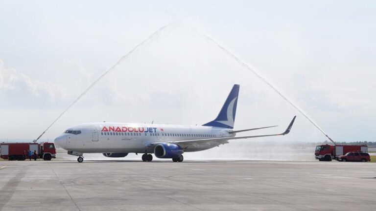 Avião da AnadoluJet em pista com jatos de água
