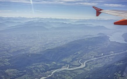 Avião da easyjet a sobrevoar montanhas na Suíça
