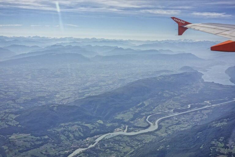 Avião da easyjet a sobrevoar montanhas na Suíça