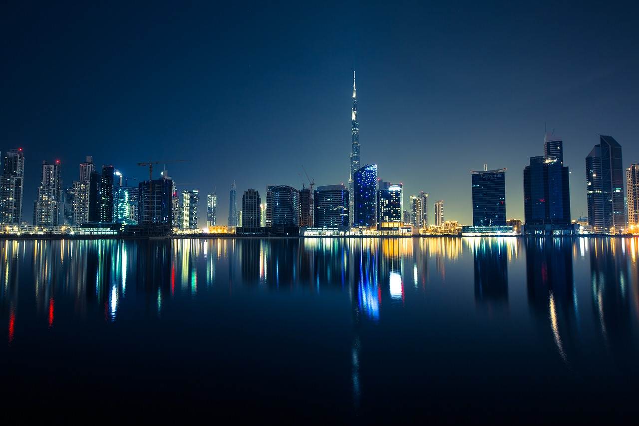 Edifícios do Dubai iluminados à noite 