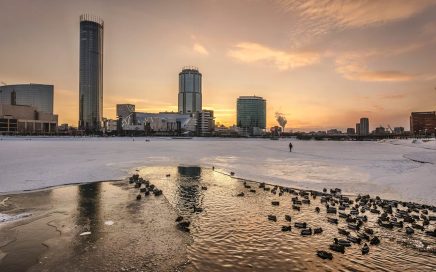 Lago gelado e edificios em Ecaterimburgo na Rússia