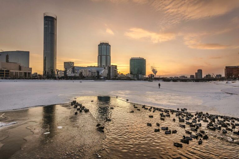 Lago gelado e edificios em Ecaterimburgo na Rússia