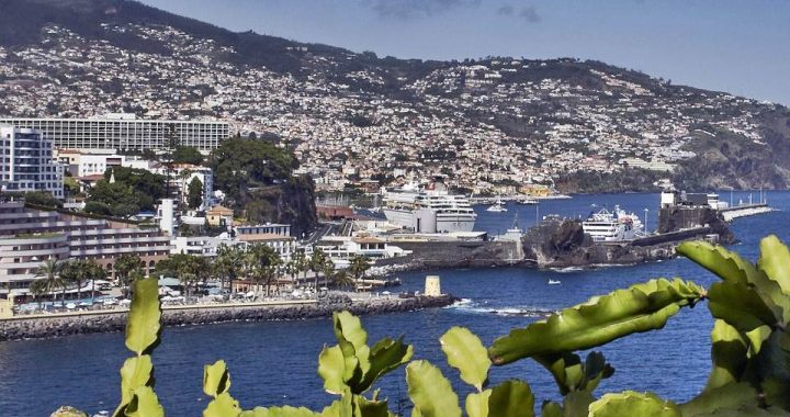 Cidade do Funchal na ilha da Madeira com vista para o porto