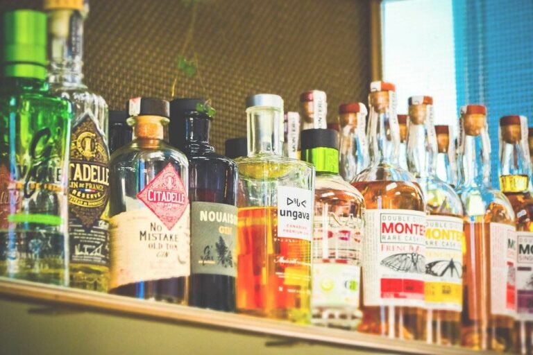 Garrafas de bebidas alcoólicas num bar