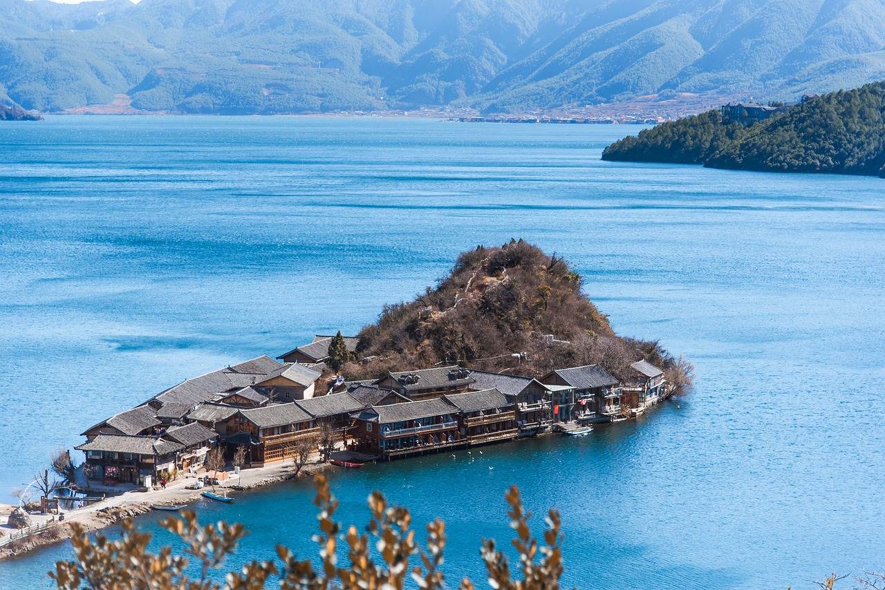 Lago Lugu em Yunnan na China durante a Primavera