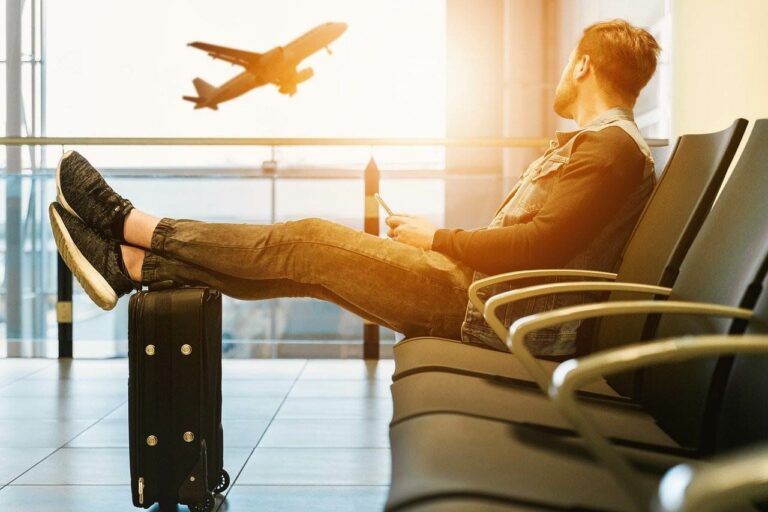 Passageiro com bagagem de mão num aeroporto