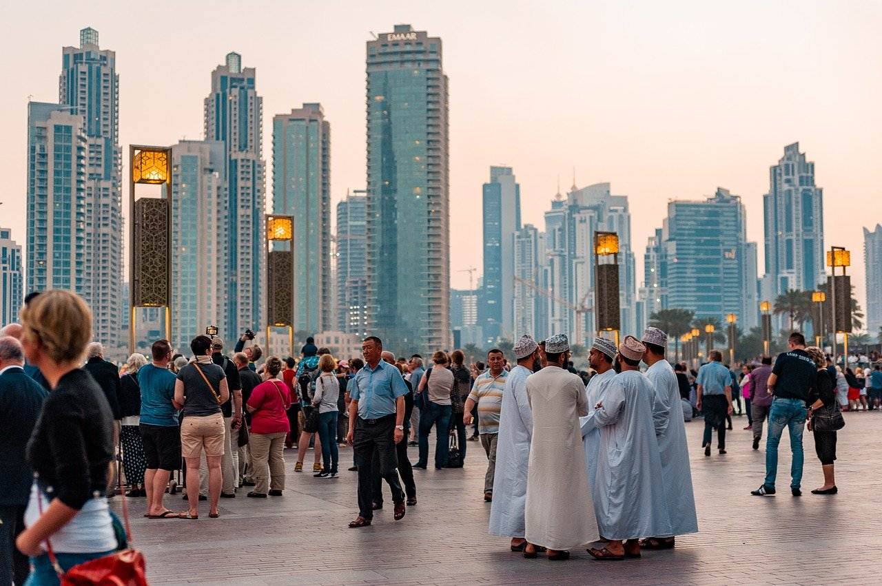 Pessoas a passear no centro do Dubai