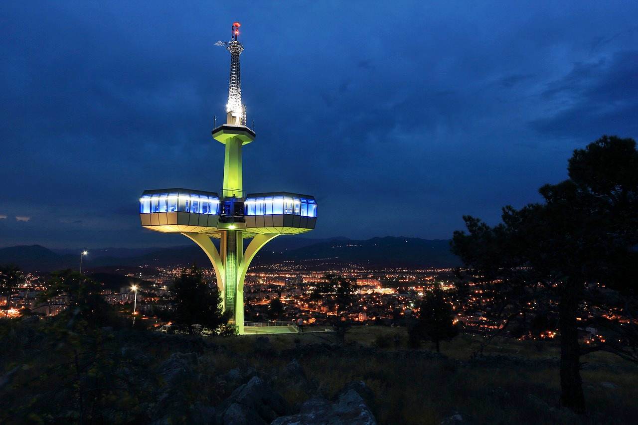 Podgorica e a sua Torre de comunicações durante a noite