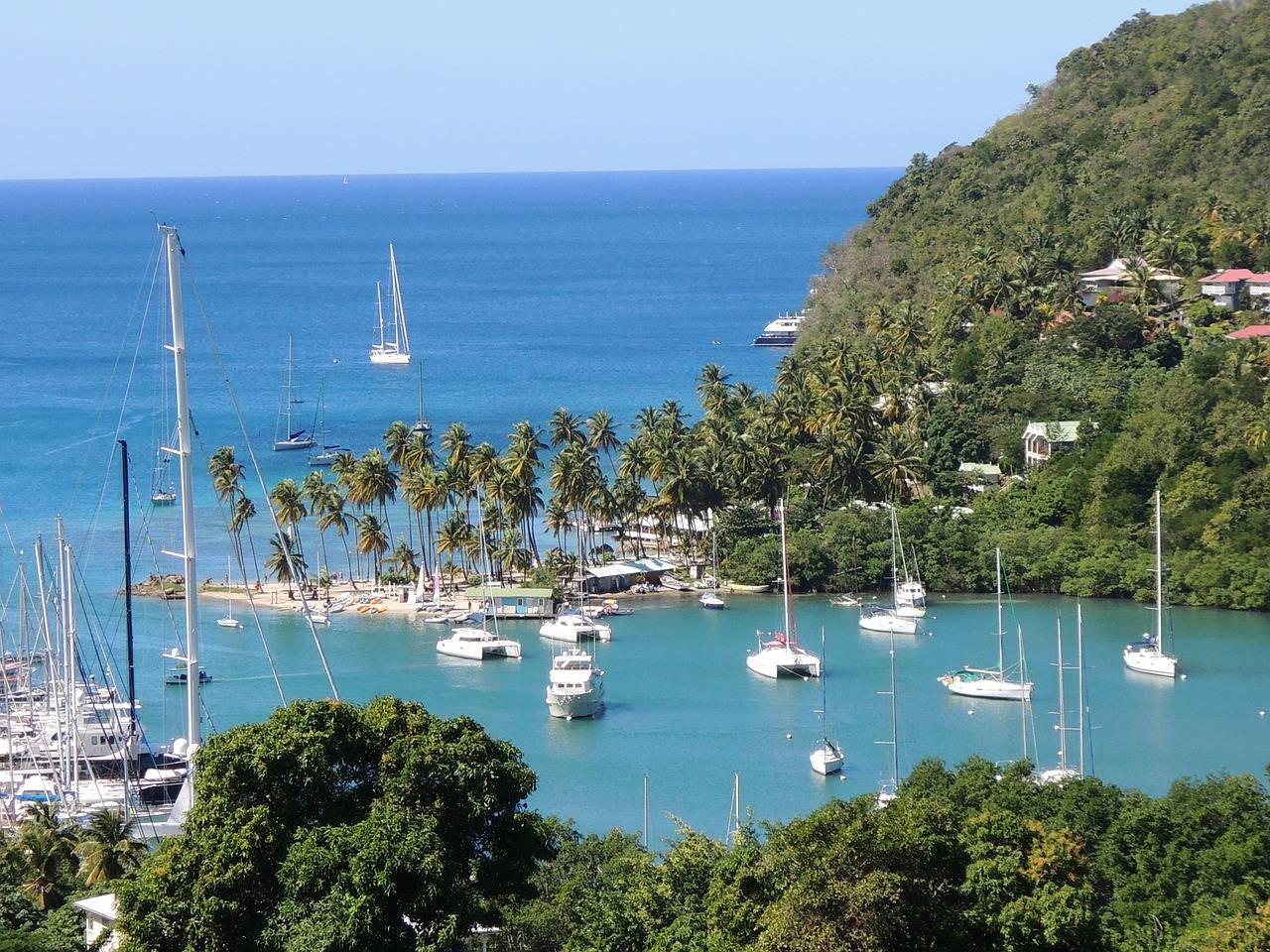 Uma enseada com barcos na ilha de Santa Luzia nas Caraíbas