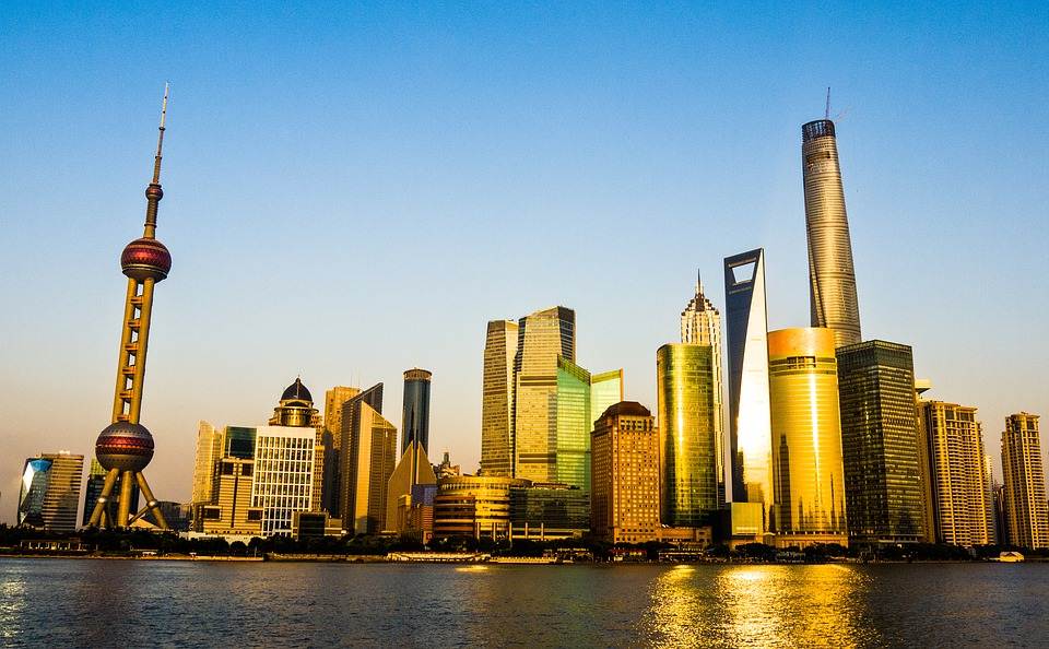 Arranha-céus em Xangai na China com reflexo do Sol