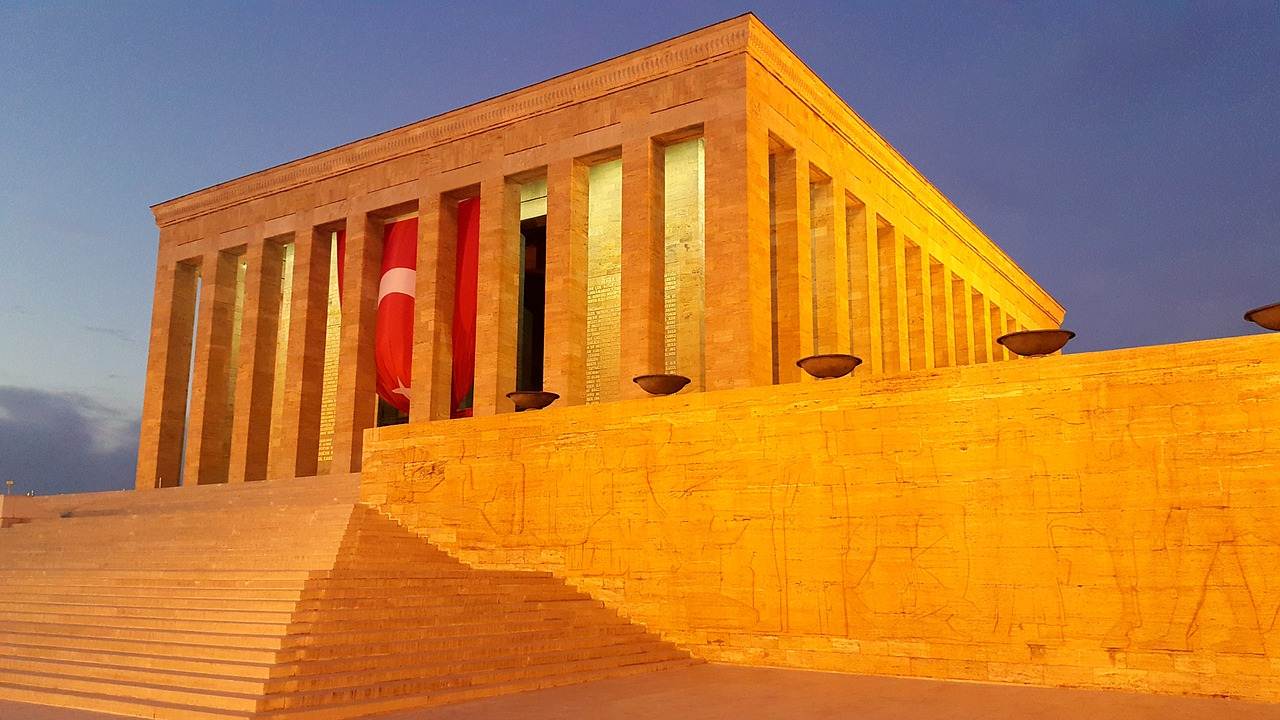 Mausoléu de Ataturk em Ancara com bandeira turca