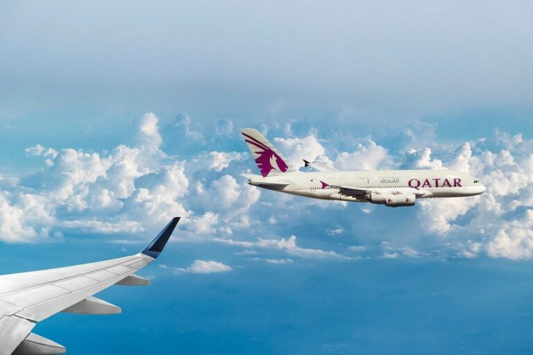 Avião da Qatar Airways entre as nuvens