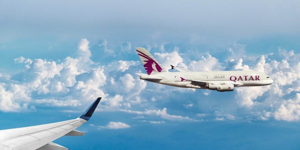 Avião da Qatar Airways entre as nuvens