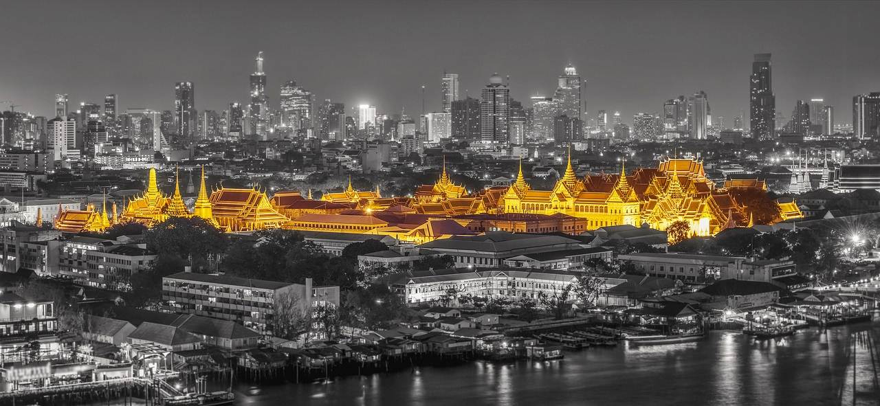 Centro histórico de Bangkok iluminado durante a noite