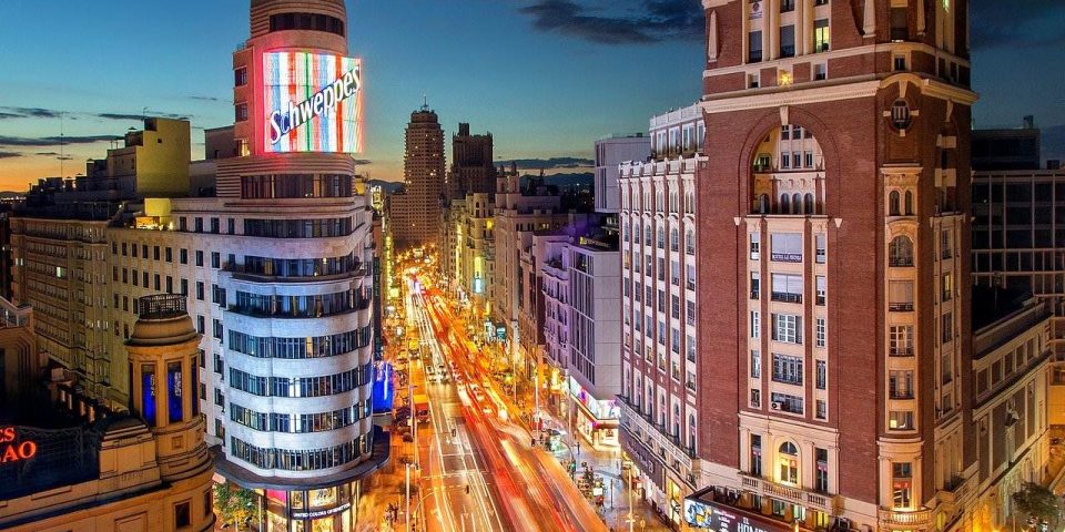 Cale calao na cidade de Madrid durante a noite