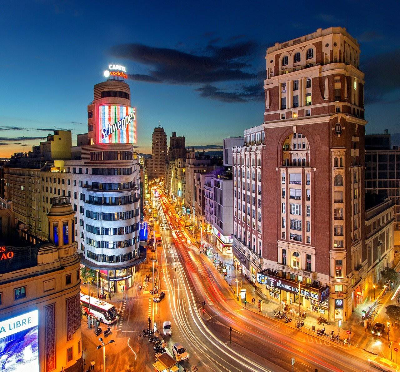 Cale calao na cidade de Madrid durante a noite