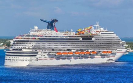 Navio de cruzeiros Carnival Magic visto de trás
