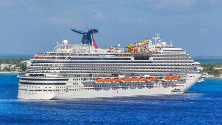 Navio de cruzeiros Carnival Magic visto de trás