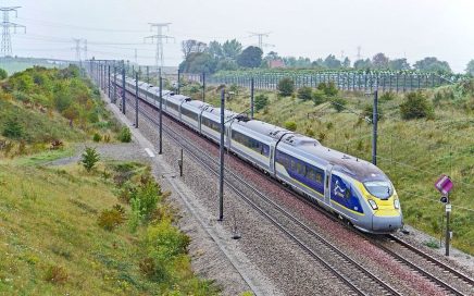 Comboio de alta velocidade eurostar em andamento numa linha