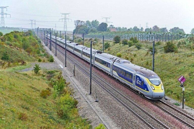 Comboio de alta velocidade eurostar em andamento numa linha