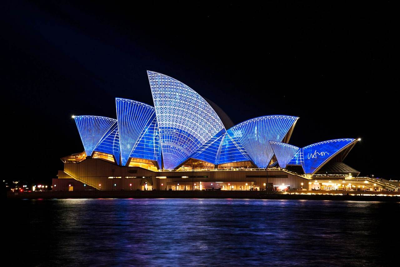 Opera de Sydney iluminada à noite