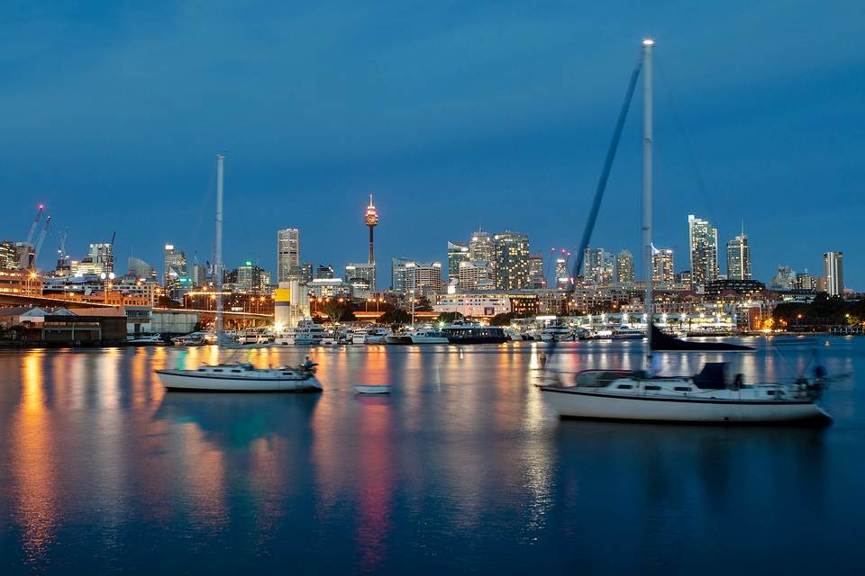 Porto de Sydney com pequenos barcos de cruzeiro