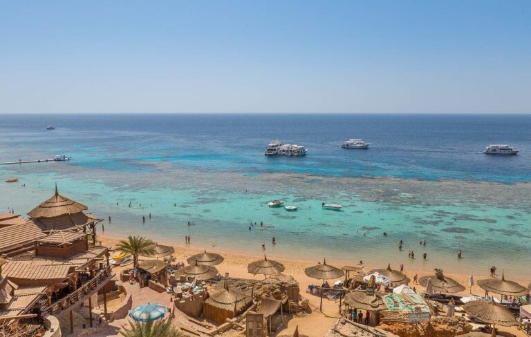 Praia com recifes de coral em Sharm el Sheikh no Egipto