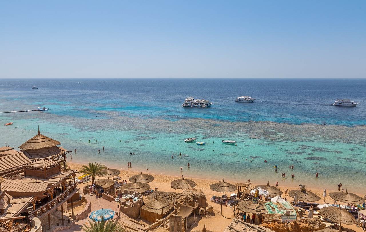 Praia com recifes de coral em Sharm el Sheikh no Egipto