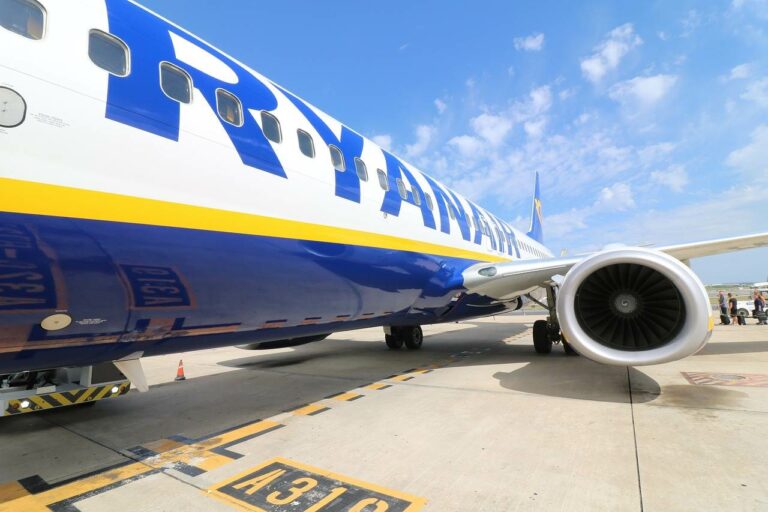 Avião da companhia Ryanair em terra
