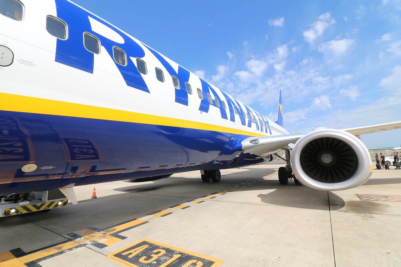 Avião da companhia Ryanair em terra