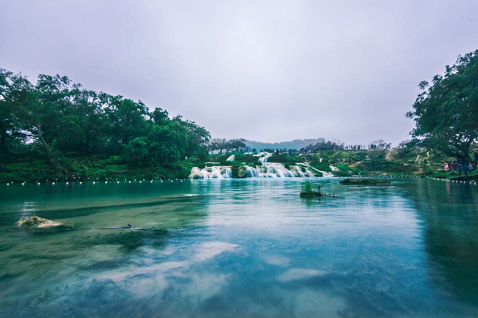 Cascatas e paisagem verdejante em Omã