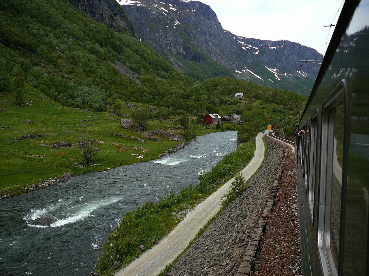 Paisagem natural vista de um comboio na Noruega
