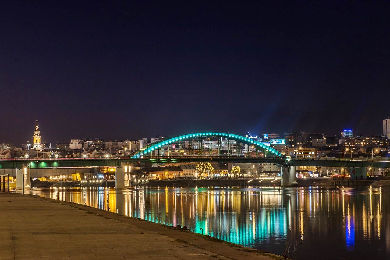Cidade de Belgrado junto ao rio durante a noite