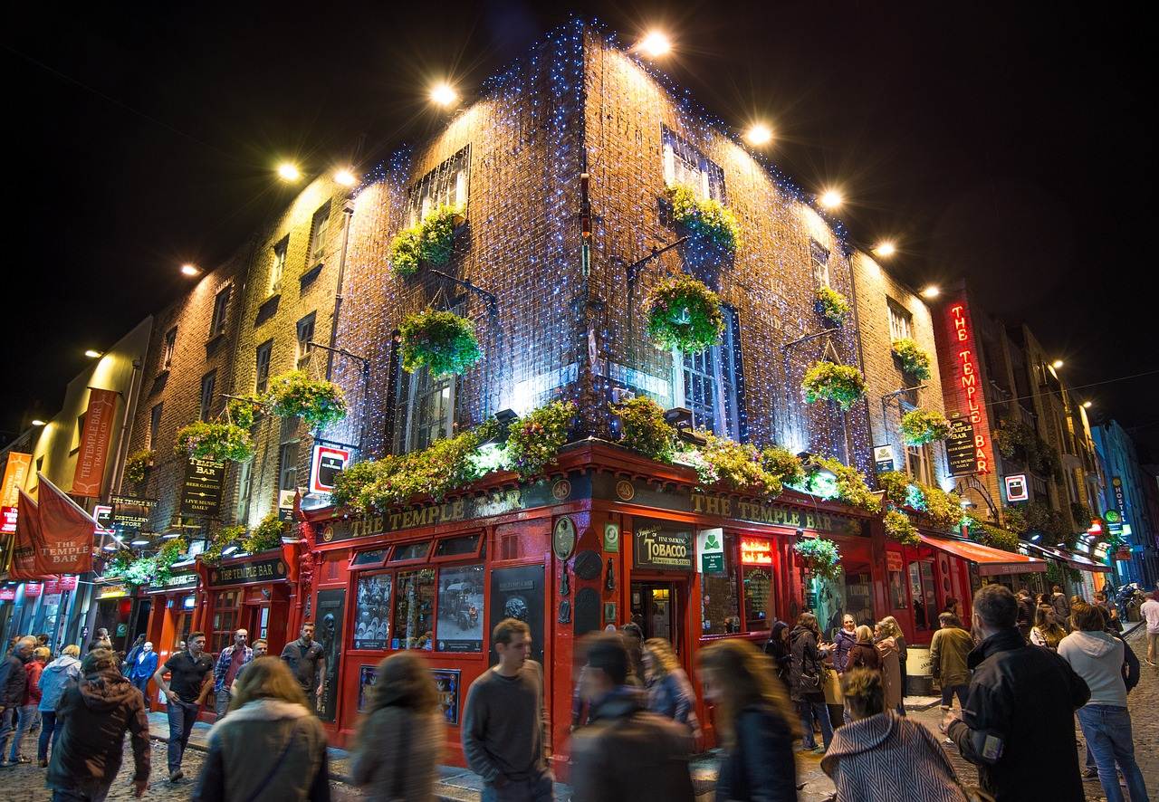 Temple Bar à noite em Dublin