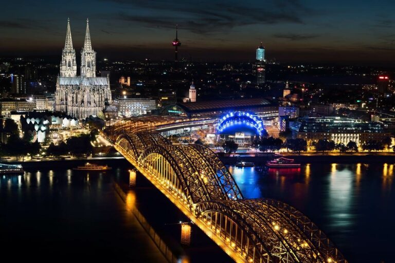 Vista sobre Colónia e sua Catedral à noite